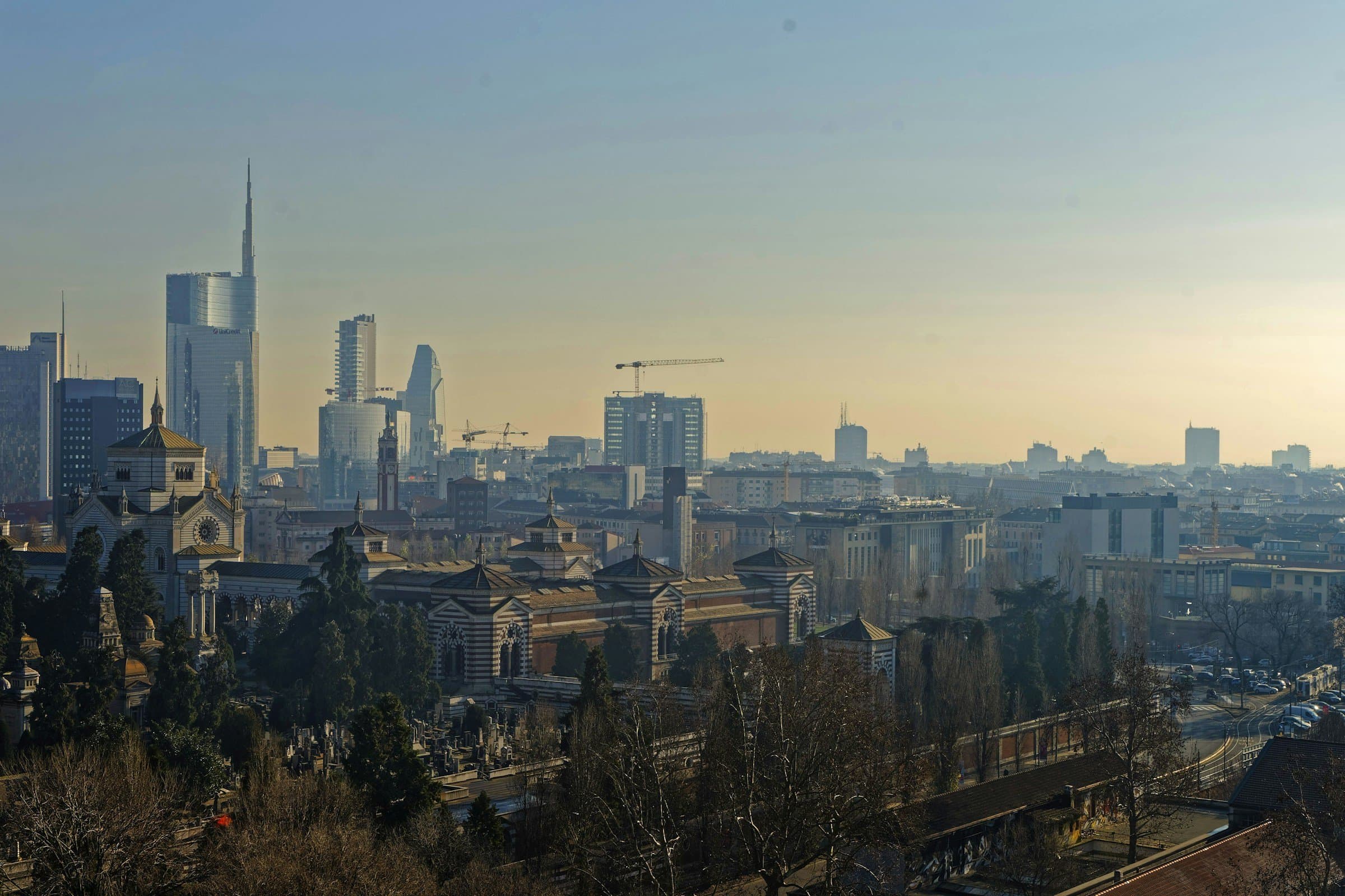 Lo skyline di Milano in una mattina d'inverno, con la foschia sui tetti