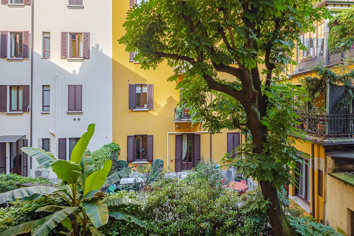 Il cortile interno alberato del palazzo d'epoca