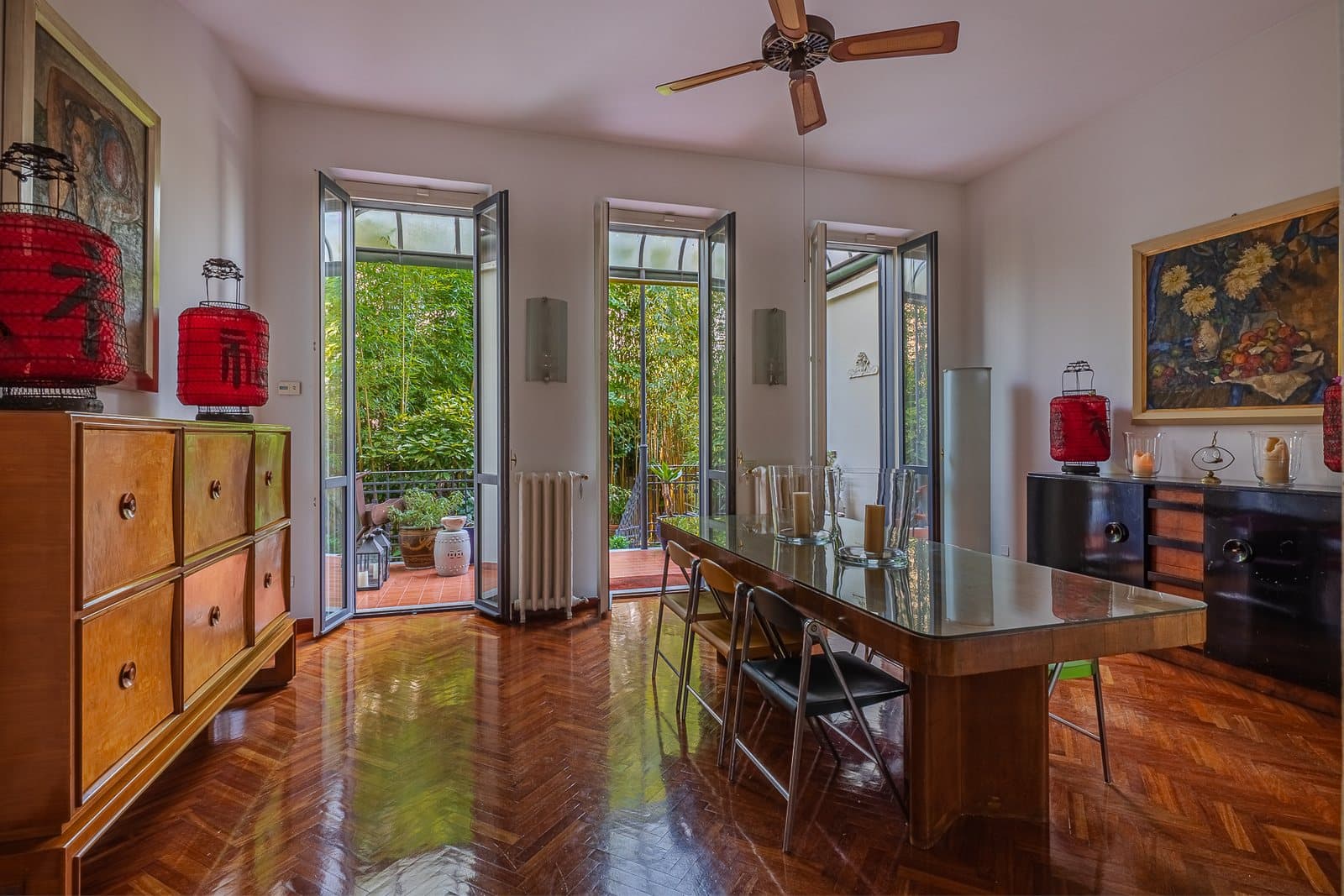 Il salone della townhouse con parquet e finestre sul verde