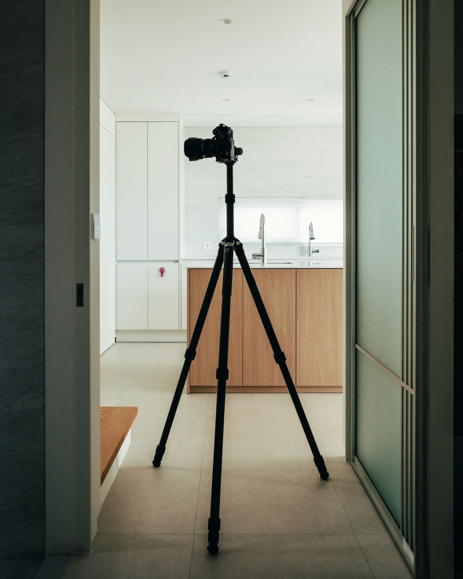 Una macchina fotografica sul cavalletto, pronta a ritrarre una cucina luminosa