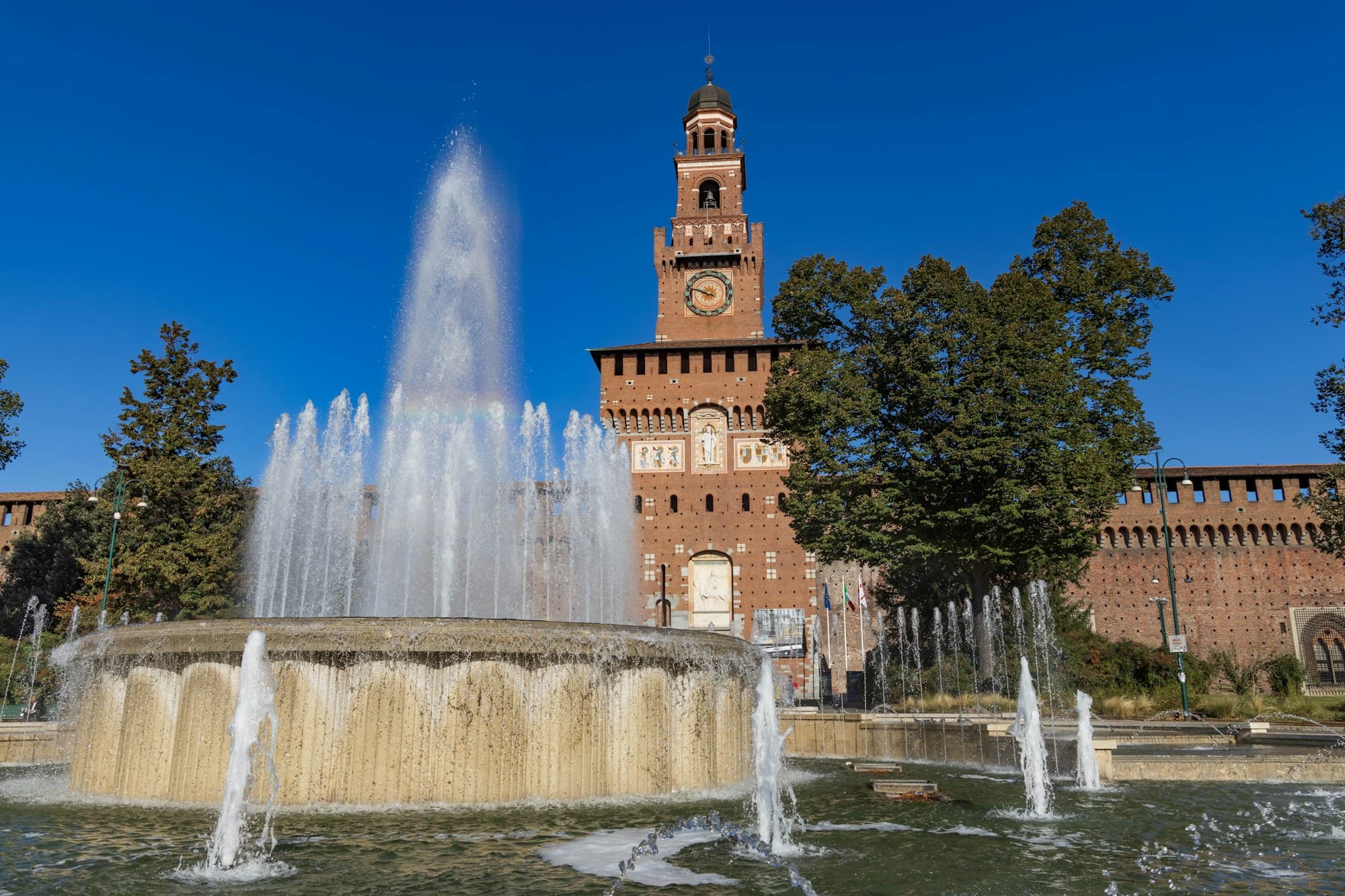 La fontana di piazza Castello davanti alla torre del Filarete