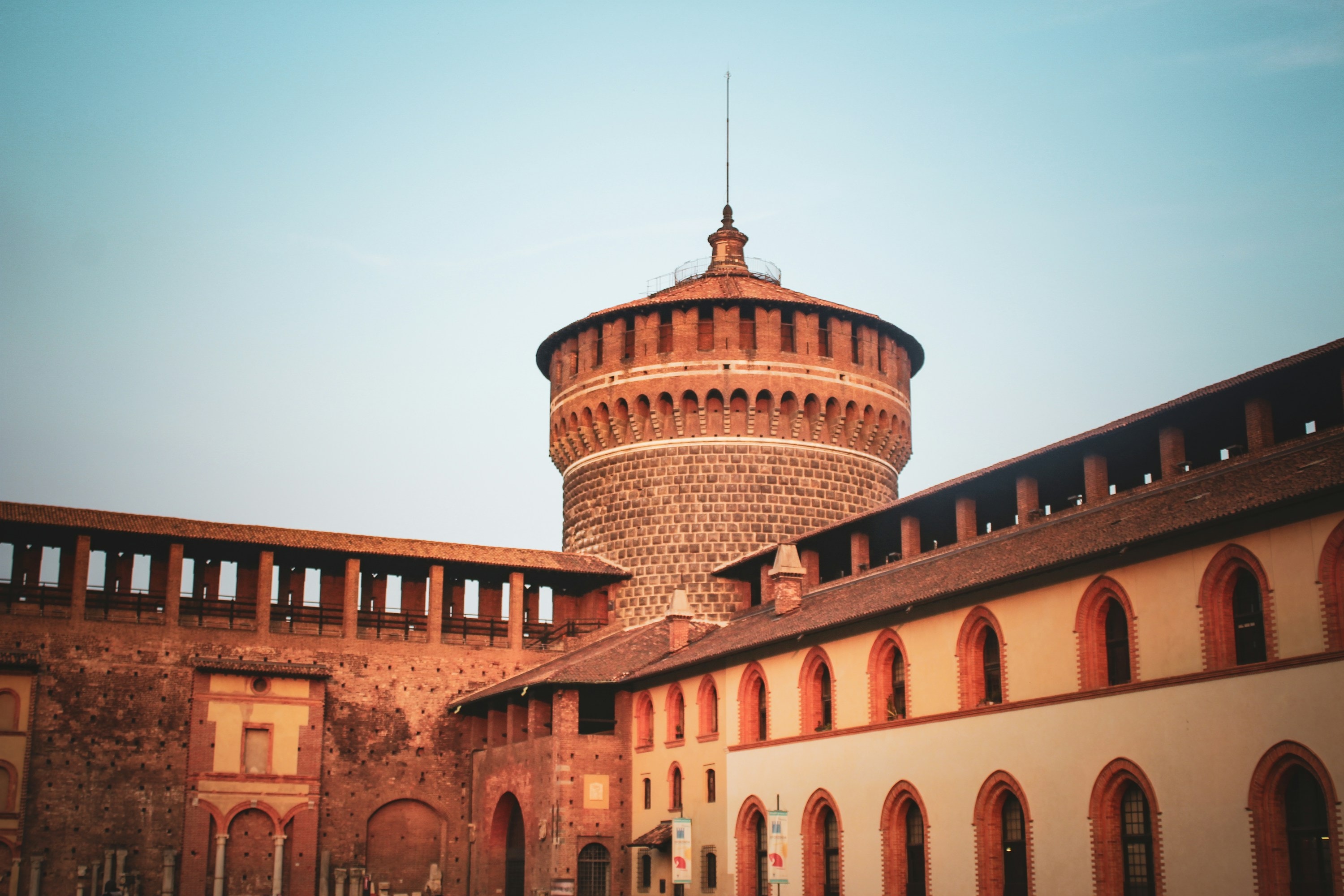 Il cortile del Castello Sforzesco al tramonto, a due passi dalla sede