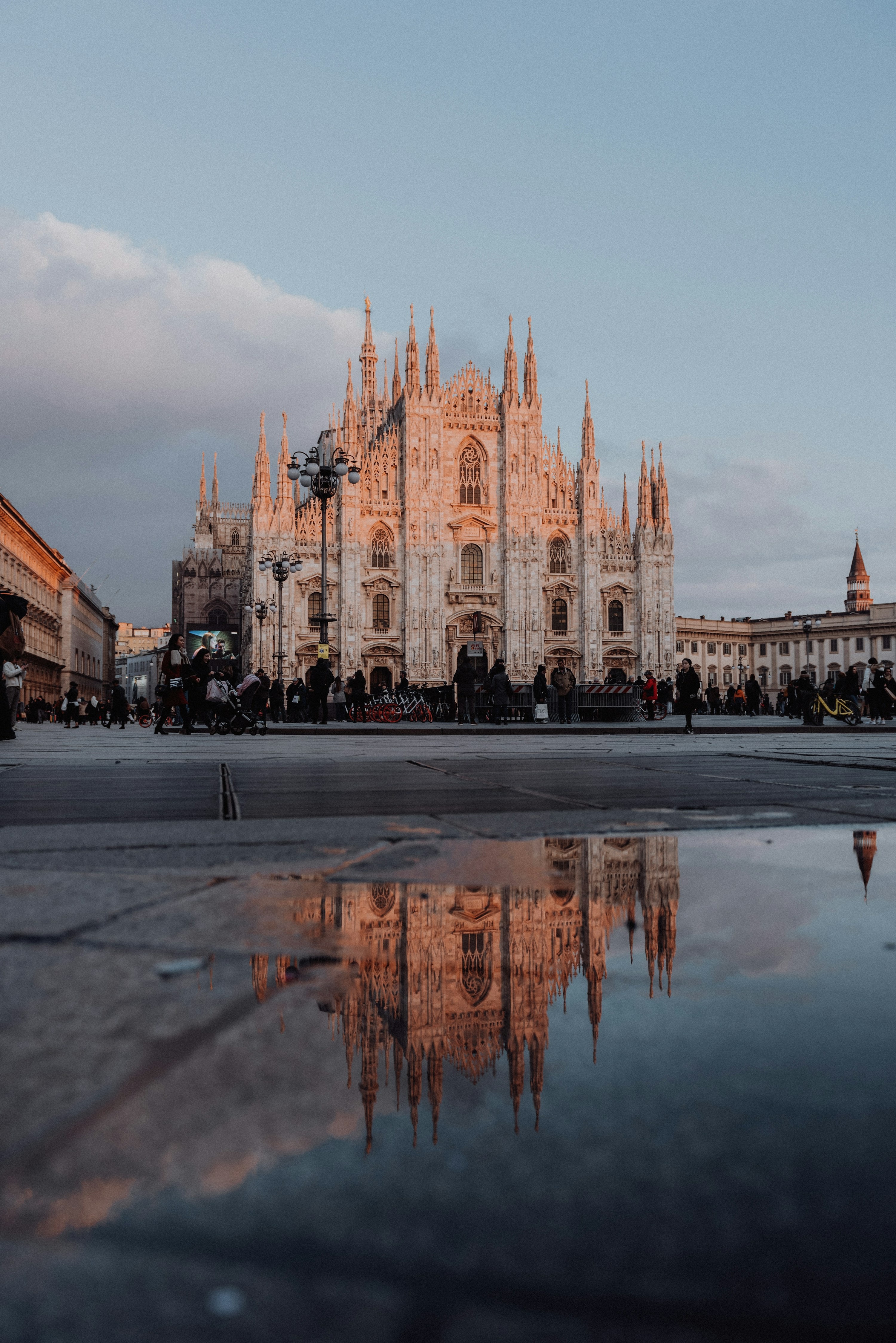 Il Duomo di Milano riflesso in piazza dopo la pioggia