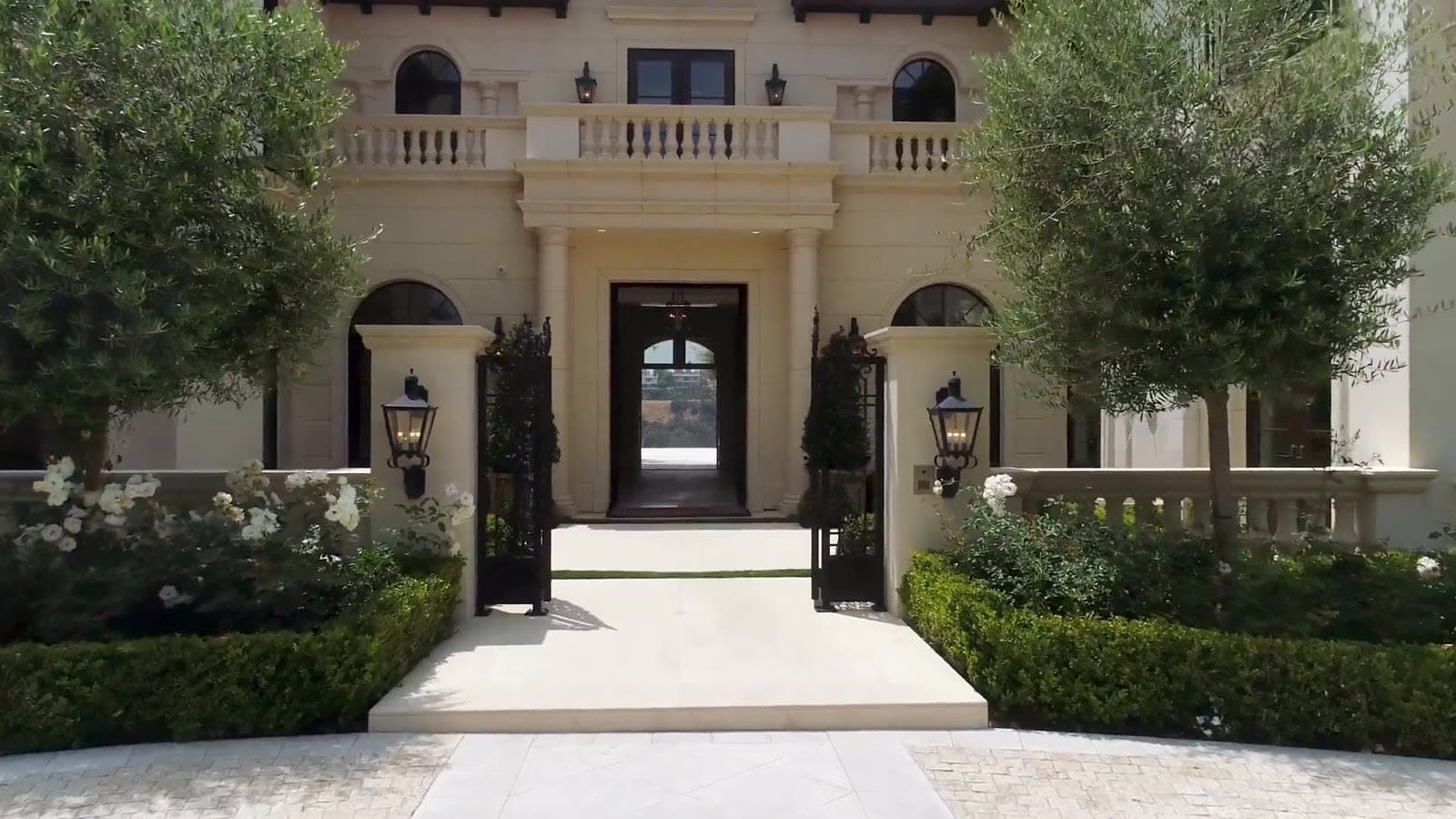 Ingresso principale di villa indipendente con viale alberato