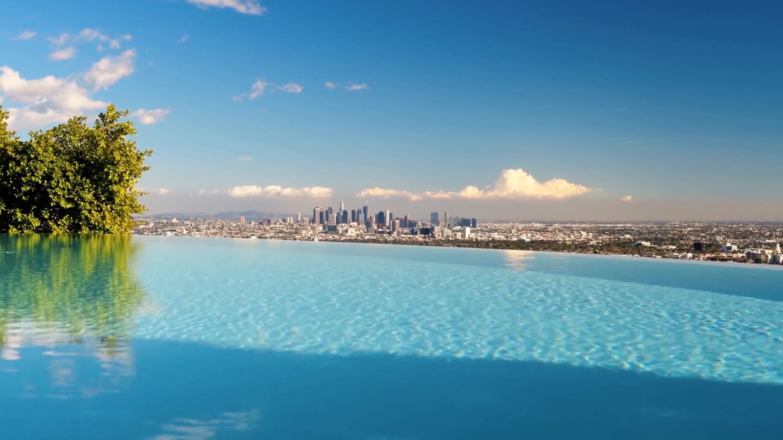 Piscina a sfioro con vista sullo skyline della città