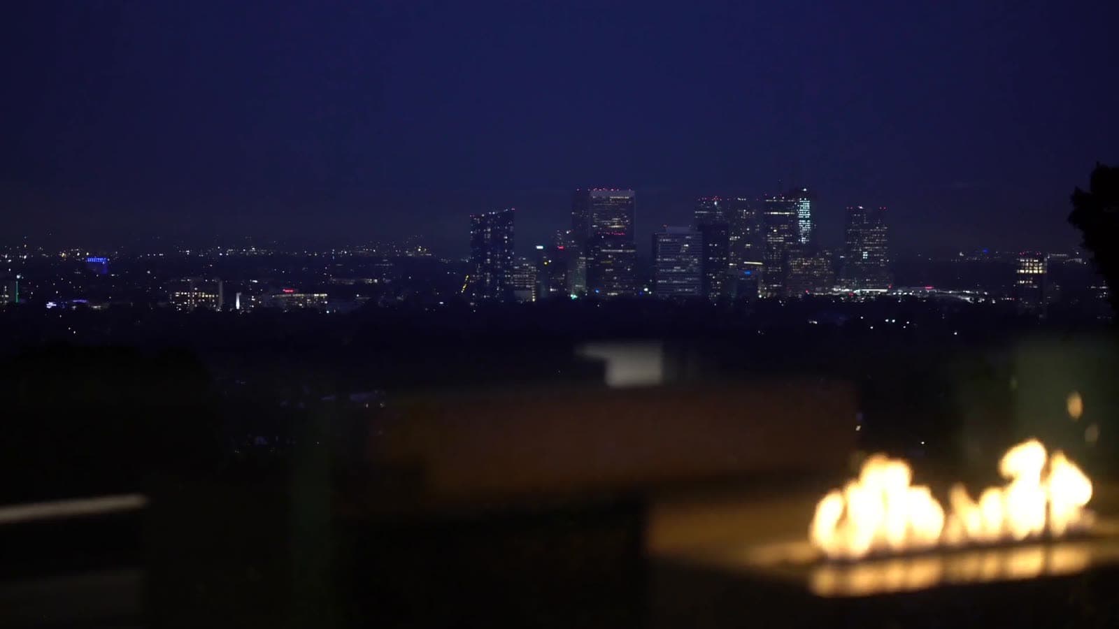 Vista notturna dello skyline dalla terrazza di una residenza
