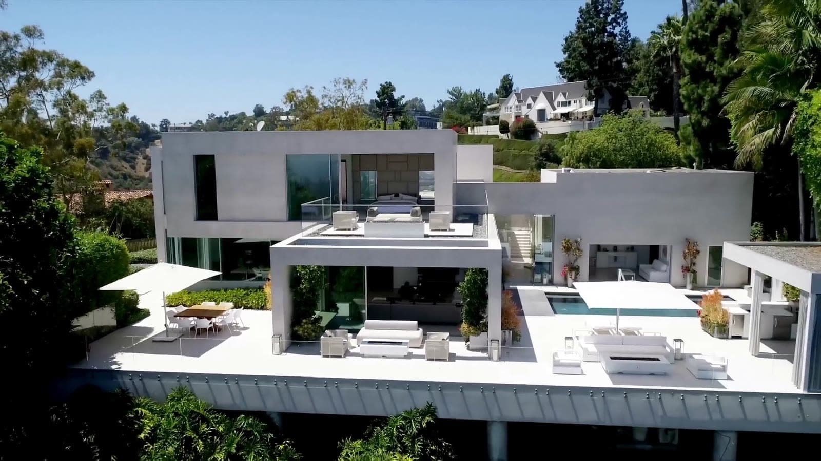 Architettura residenziale contemporanea con terrazze e vetrate